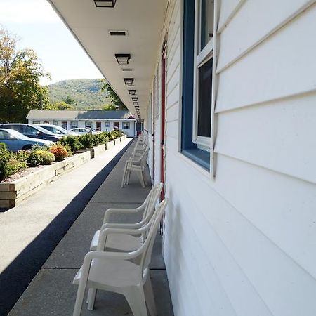 Monument Mountain Motel Great Barrington Extérieur photo